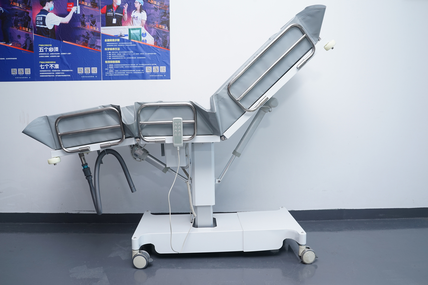 愛樂(lè)電動(dòng)三折式洗澡床、沐浴推床