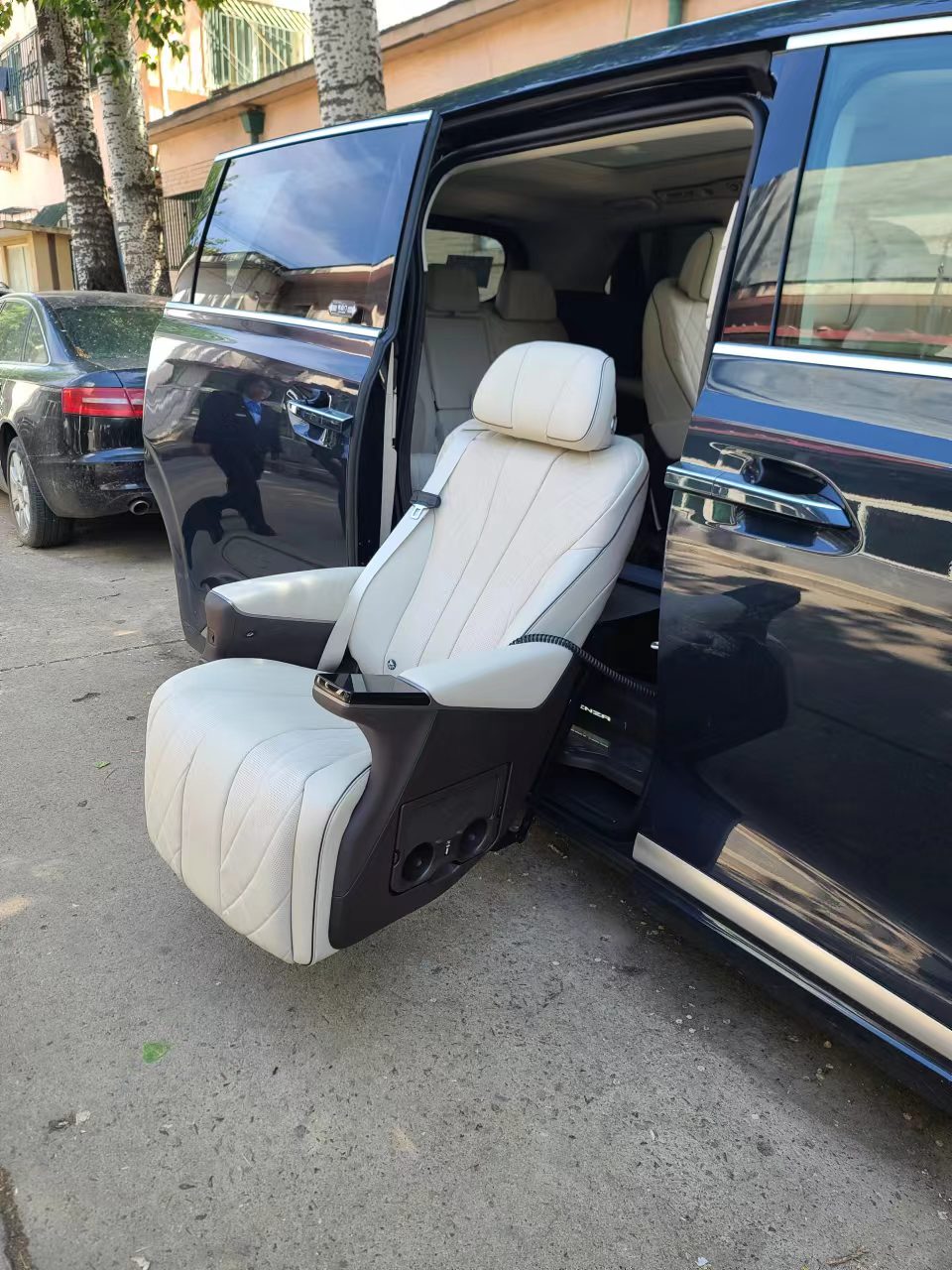 電動(dòng)旋轉(zhuǎn)升降福祉座椅（ SUV+商務(wù)車(chē)） 騰勢(shì)D9